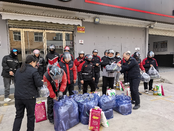 漯河市市场监管局开展关爱外卖骑手“冬送温暖”活动