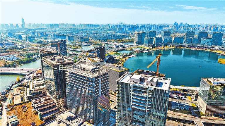 郑州金融岛外环建筑正紧张施工