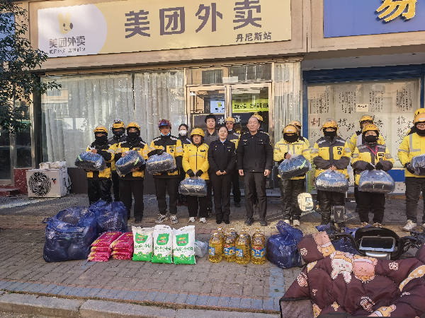 漯河市市场监管局开展关爱外卖骑手“冬送温暖”活动