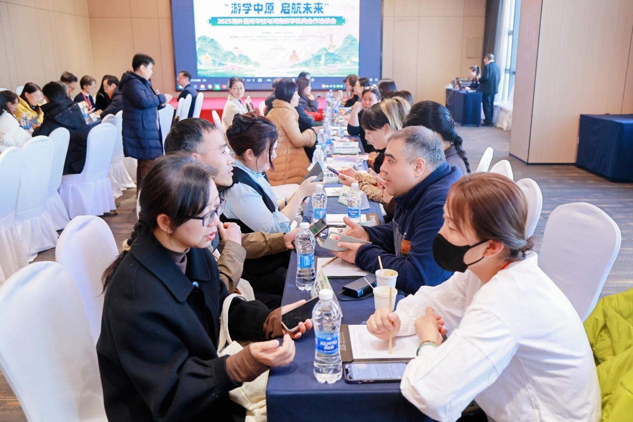 2025第二批海外华校校长“游学中原·启航未来”河南研学踩线活动成功举办 2025第二批海外华校校长“游学中原·启航未来”河南研学踩线活动成功举办