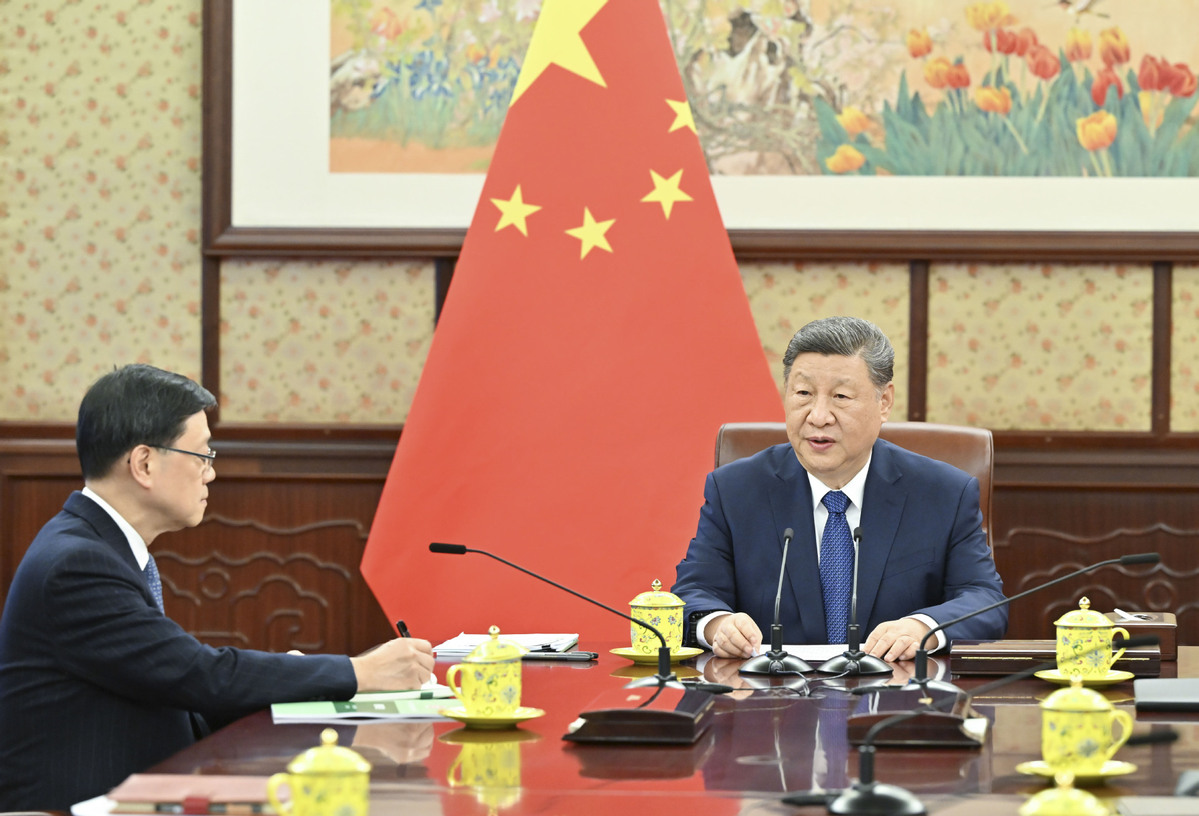 Xi hears report from HKSAR chief executive