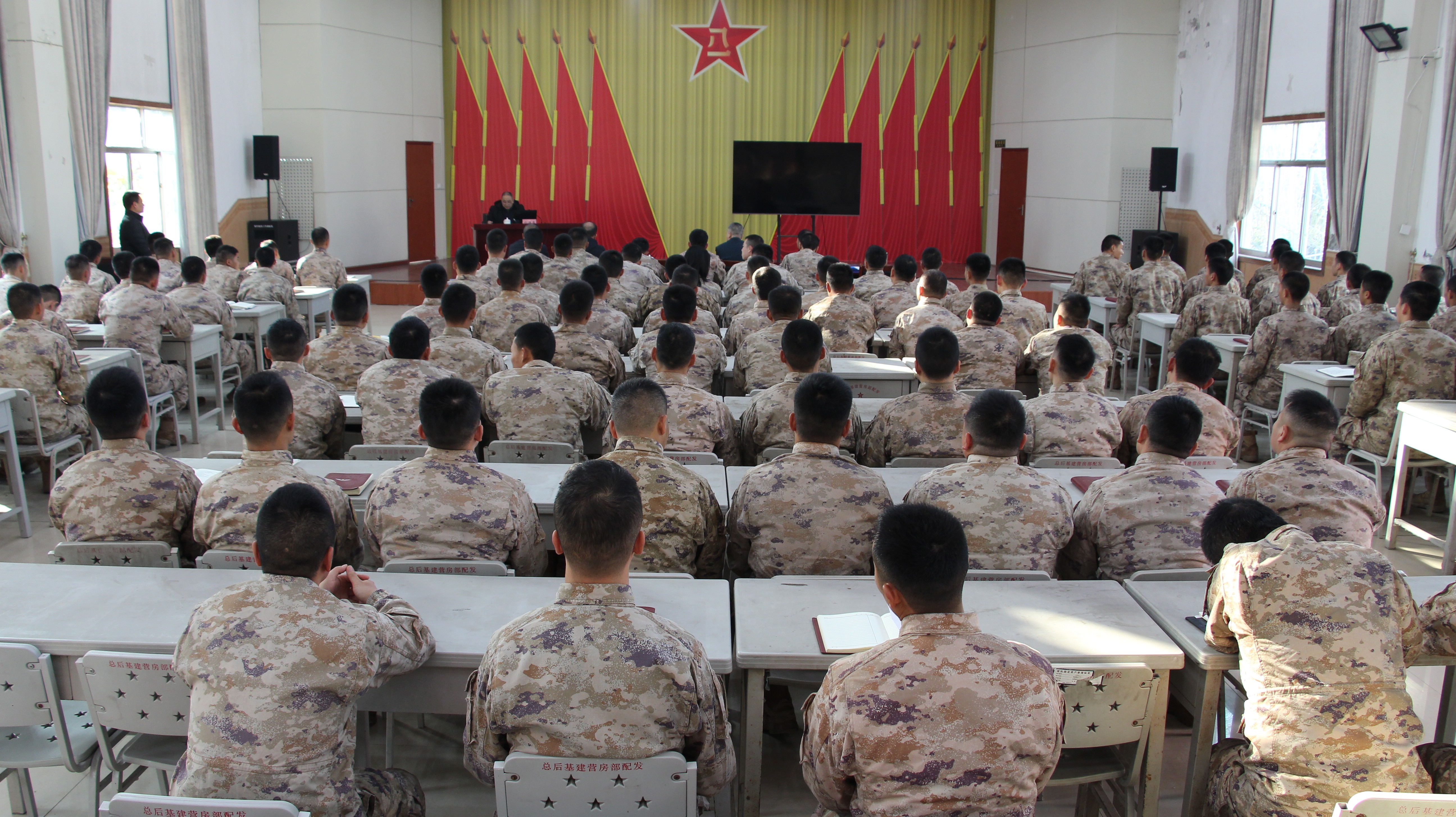 南阳：送法进军营 情暖子弟兵<br>——南阳市卧龙区开展“宪法进军营 法治铸军魂”主题宣讲活动