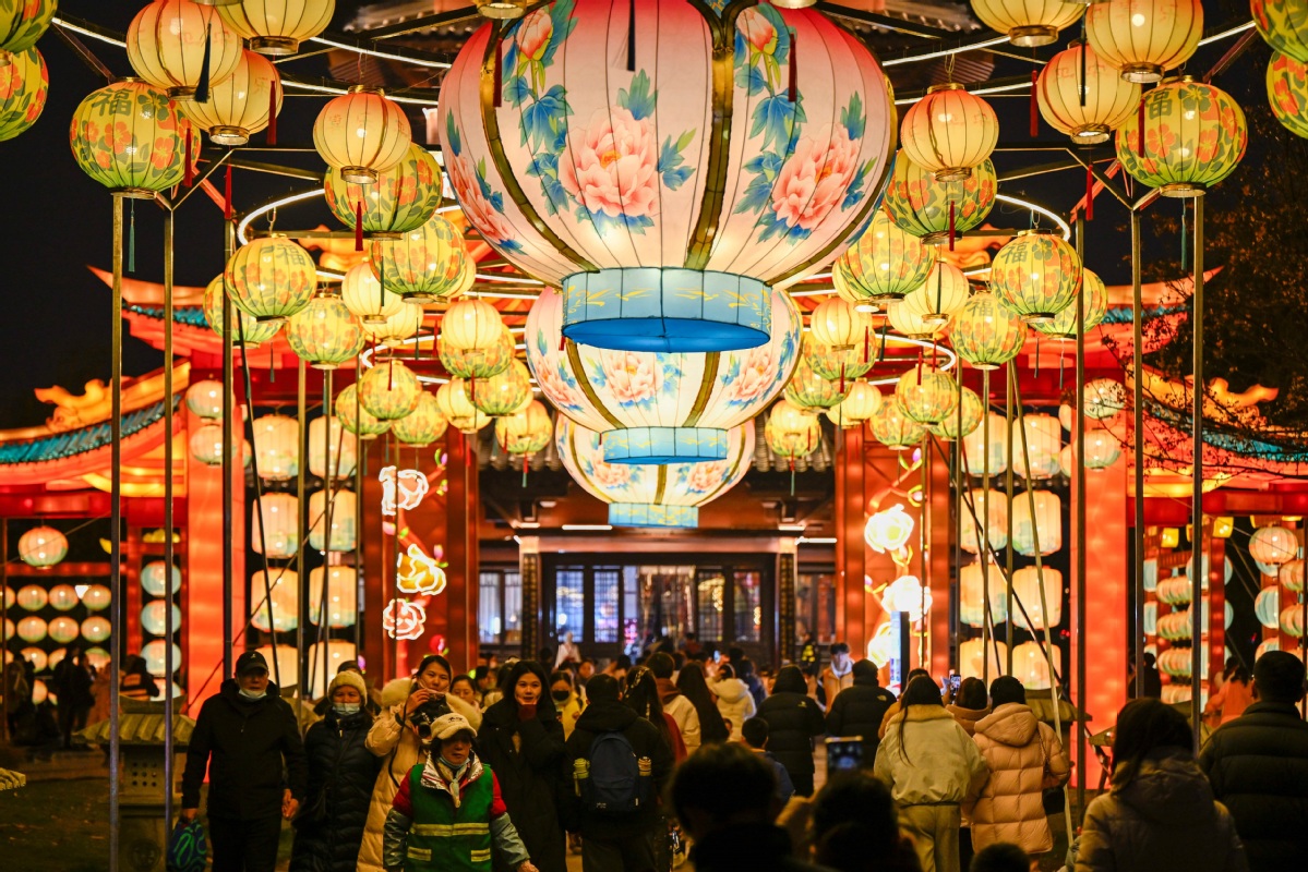 China reports 20 pct rise in inter-regional trips on first day of New Year holiday