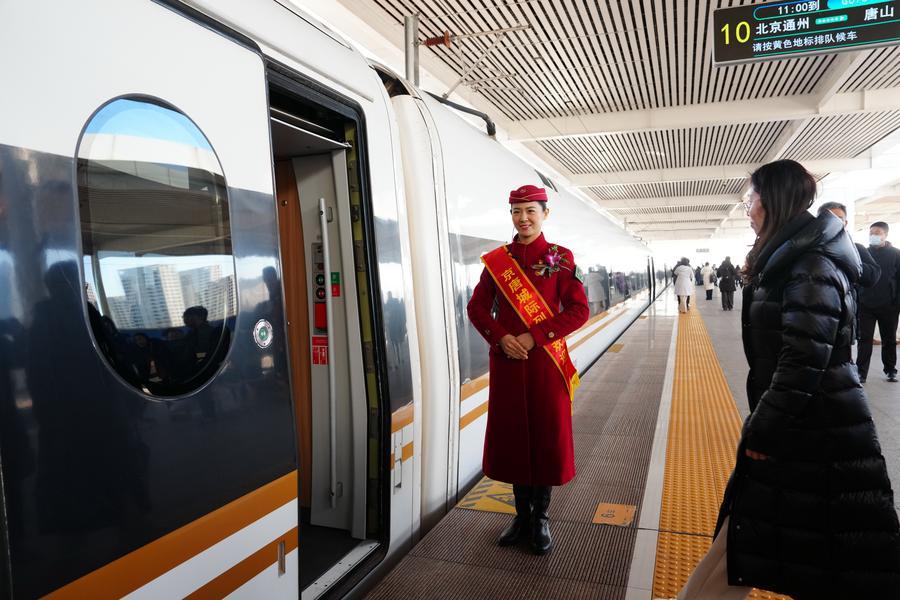 China's railways see New Year holiday return passenger flow peak