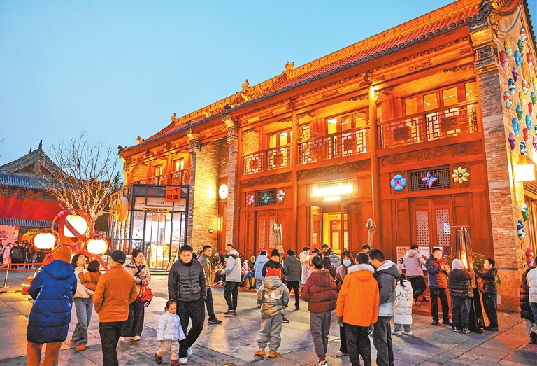Holiday light up Zhengzhou's New Bodu Plaza