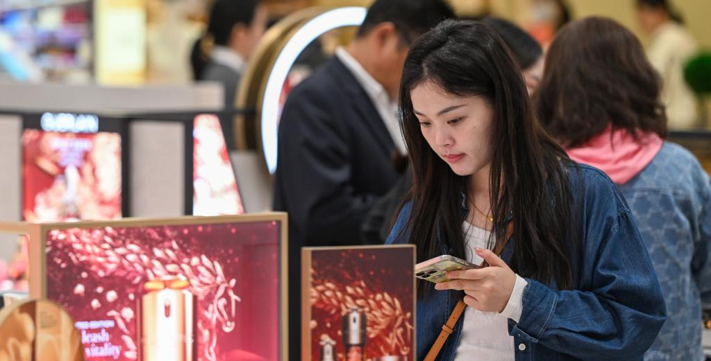 New Year holiday duty-free sales surge 128.9 pct on China's resort island