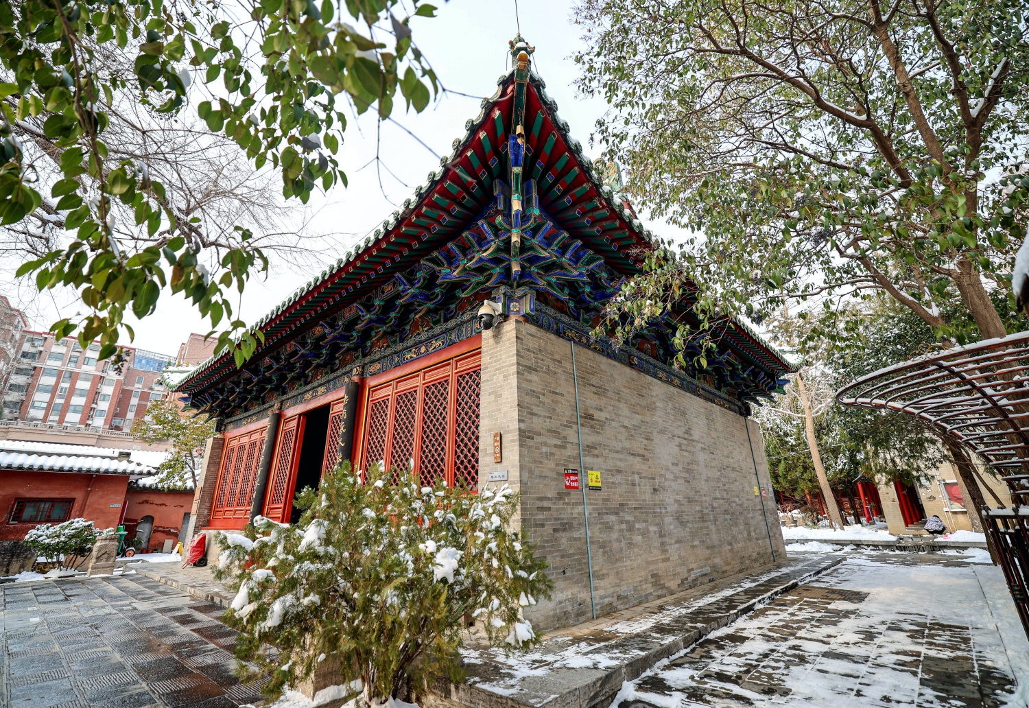Chenghuang Temple in Zhengzhou draped in snow