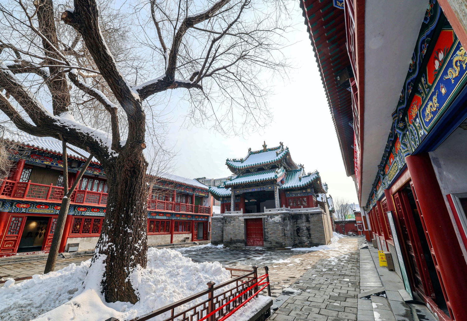 Chenghuang Temple in Zhengzhou draped in snow