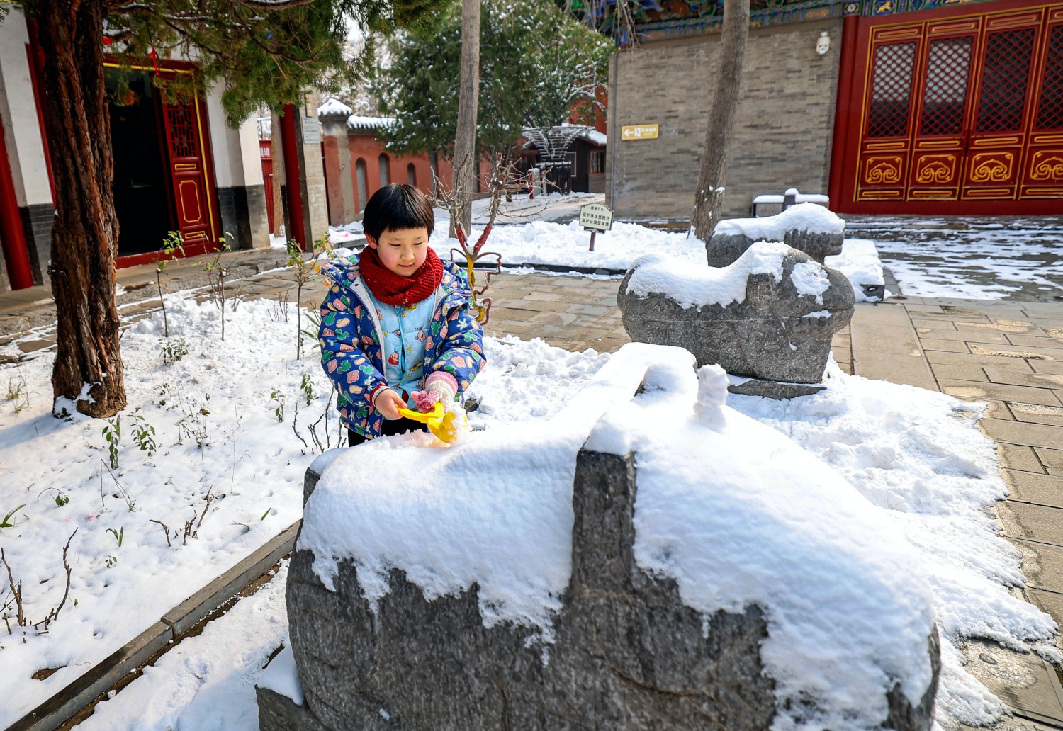 Chenghuang Temple in Zhengzhou draped in snow