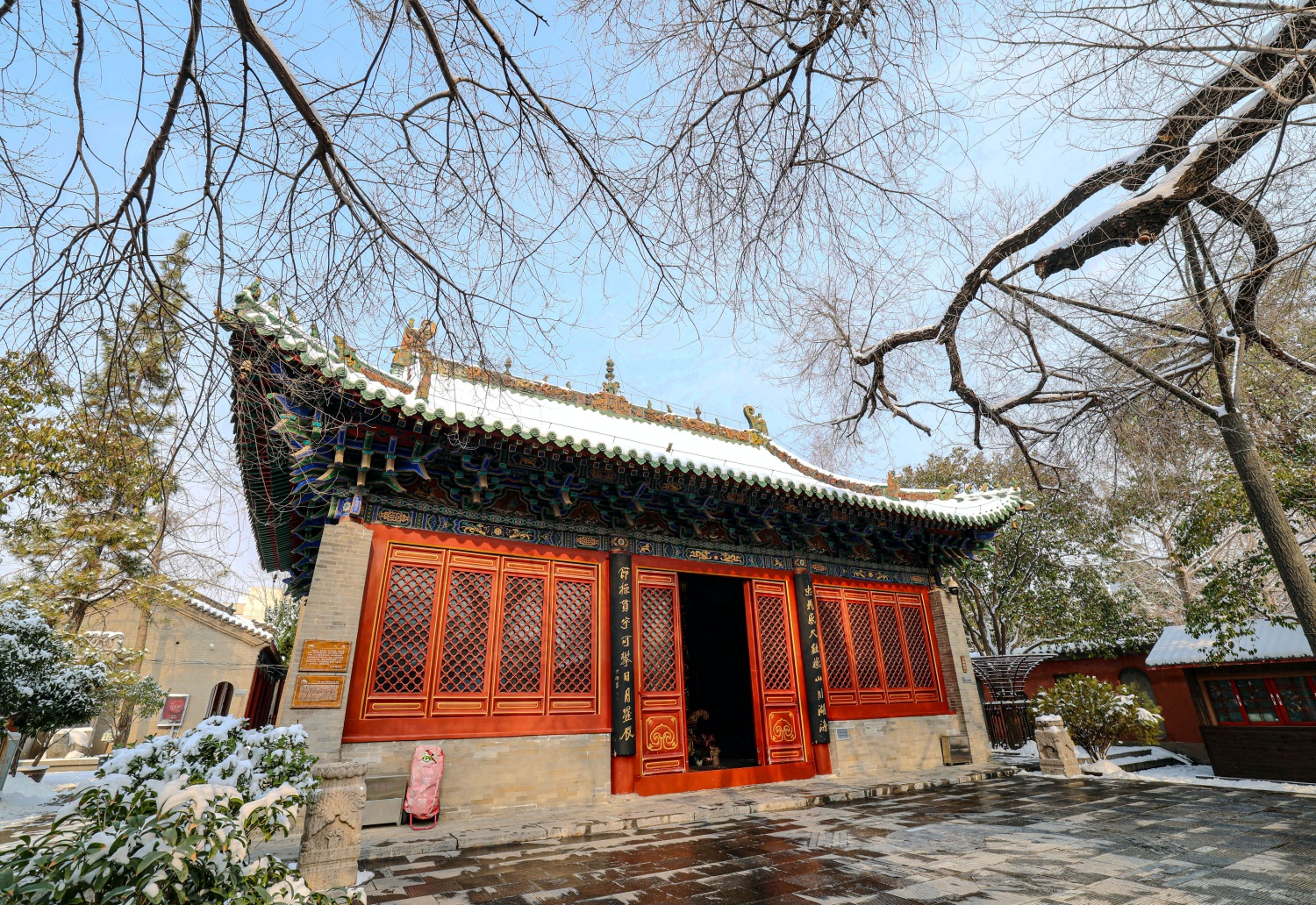 Chenghuang Temple in Zhengzhou draped in snow