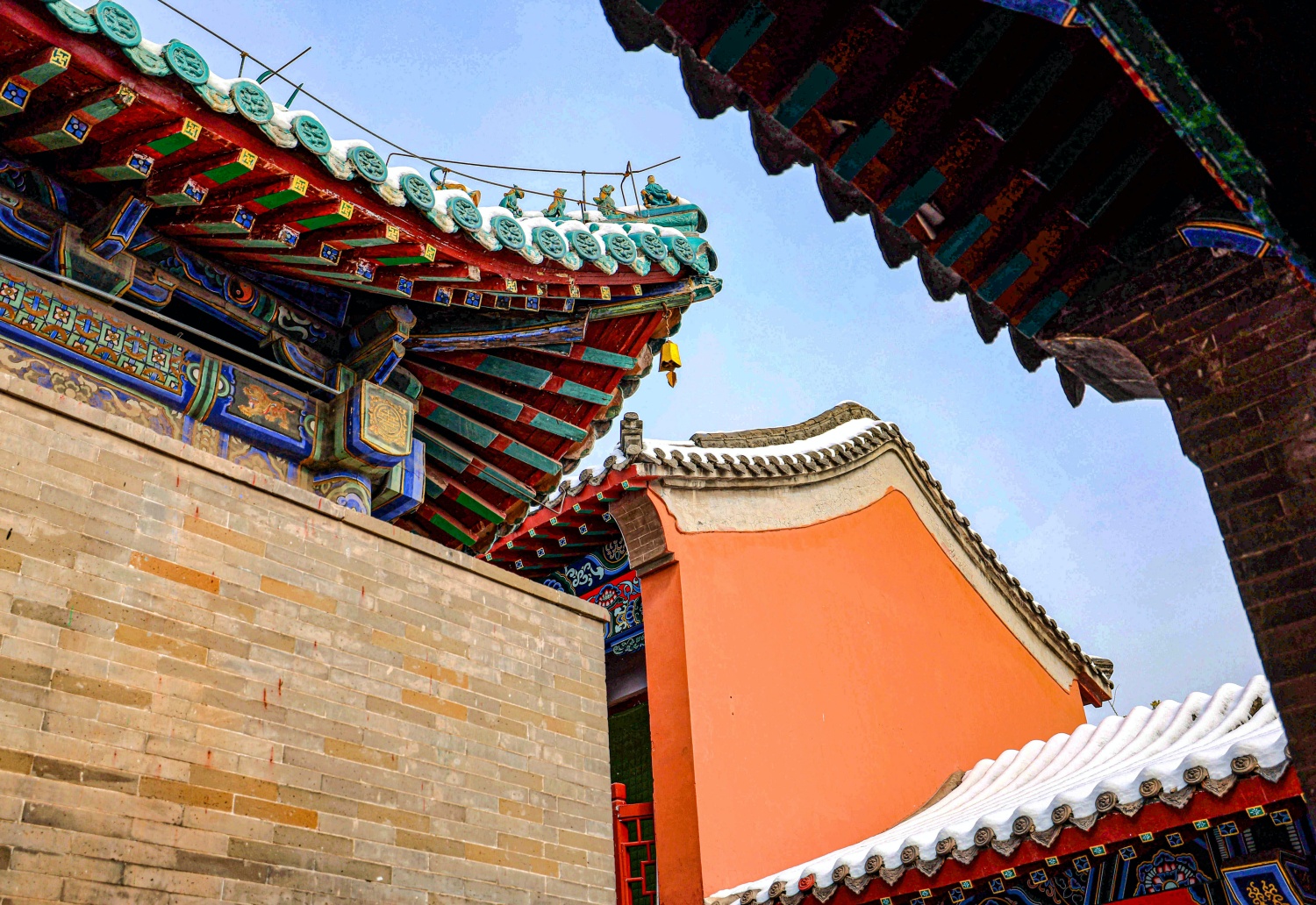 Chenghuang Temple in Zhengzhou draped in snow