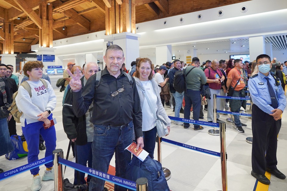 Immigration bodies handle record 697 million border crossings in 2025