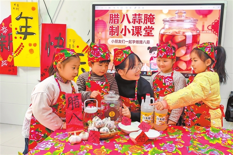 Children explore folk customs of Laba Festival