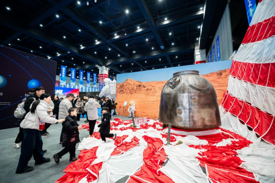 Aviation and Aerospace Science Carnival opens in Zhengzhou
