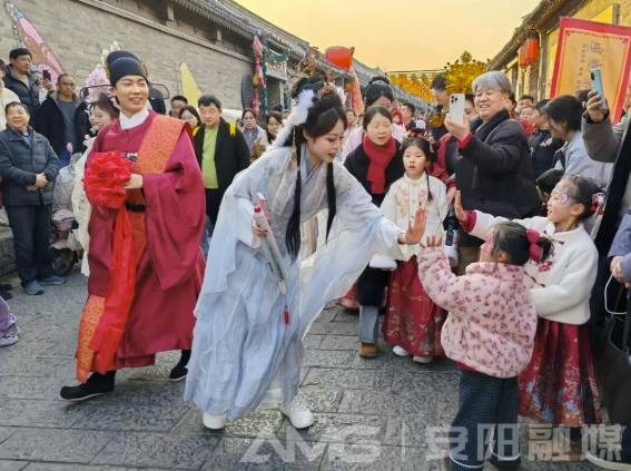 安阳古城多点位密集表演吸引市民及游客“掐表打卡” 安阳古城多点位密集表演吸引市民及游客“掐表打卡”