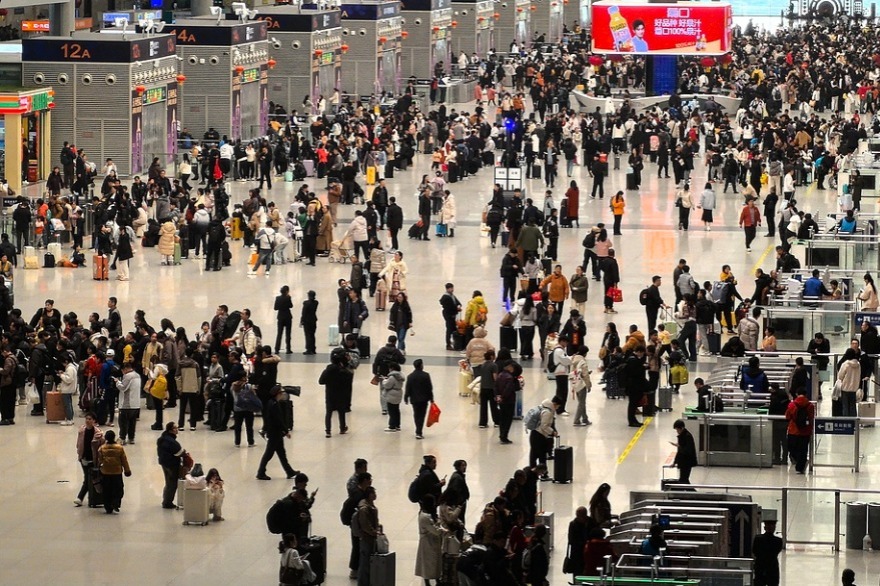 China sees record daily passenger flow in Spring Festival travel rush