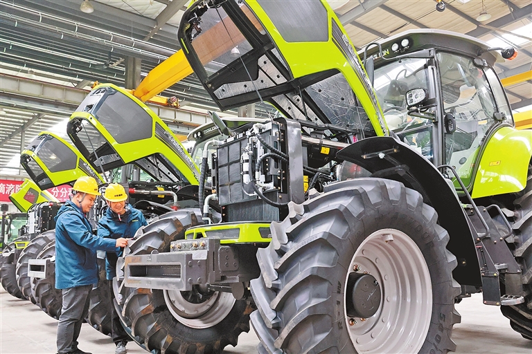 中联重科开封工业园车间内工人在赶制订单