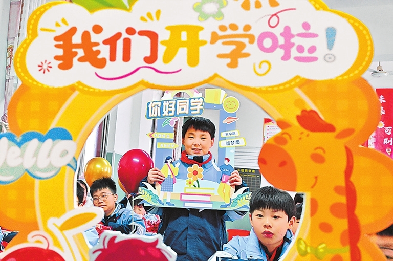 夏邑县育才学校学生迎接春季学期