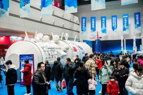 Aviation and Aerospace Science Carnival opens in Zhengzhou