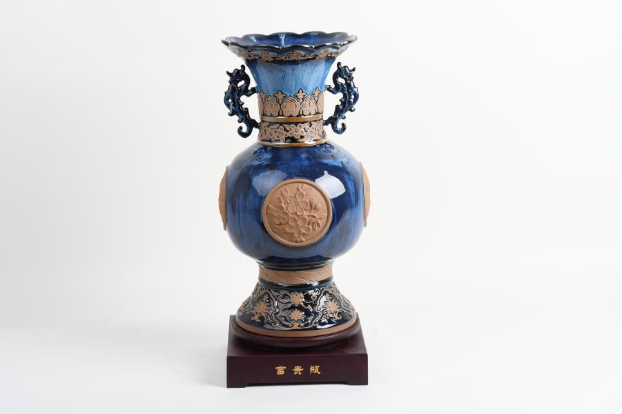 Taoli Mantianxia (Lushan colored porcelain vessel symbolizing the far-reaching influence of teachers)