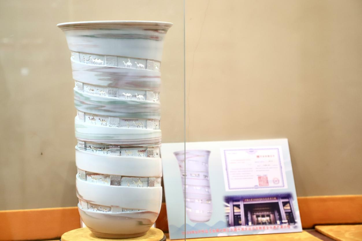 Sichouzhilu (Jiaotai porcelain artwork depicting the Silk Road) Sichouzhilu (Jiaotai porcelain artwork depicting the Silk Road)