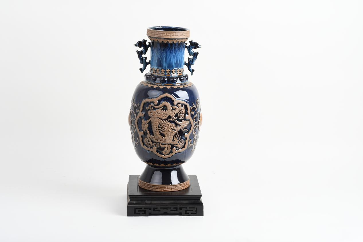 Huaxia Xiongfeng Zun (Lushan colored porcelain vessel symbolizing China’s  majesty)