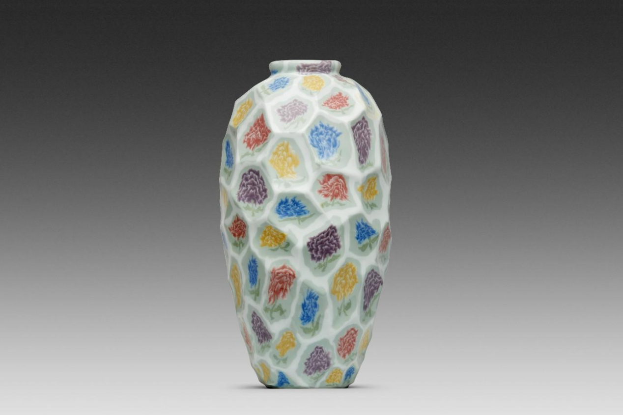 Wanzi Qianhong (Jiaotai porcelain vessel symbolizing unity and harmony)