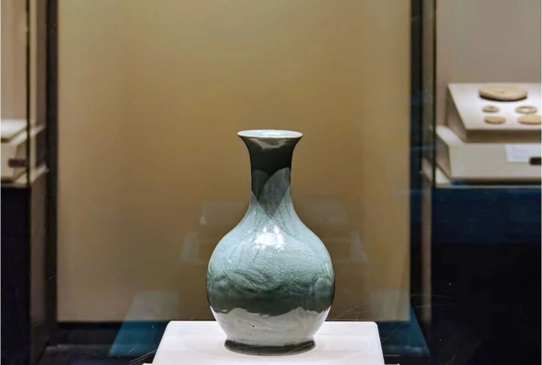 Goose-neck vase with sky-blue glaze and carved lotus pattern, Ru kiln