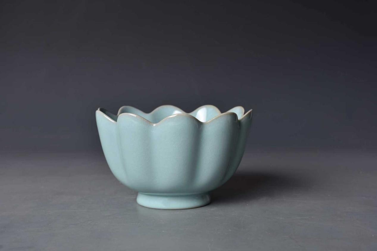 Lotus-shaped bowl