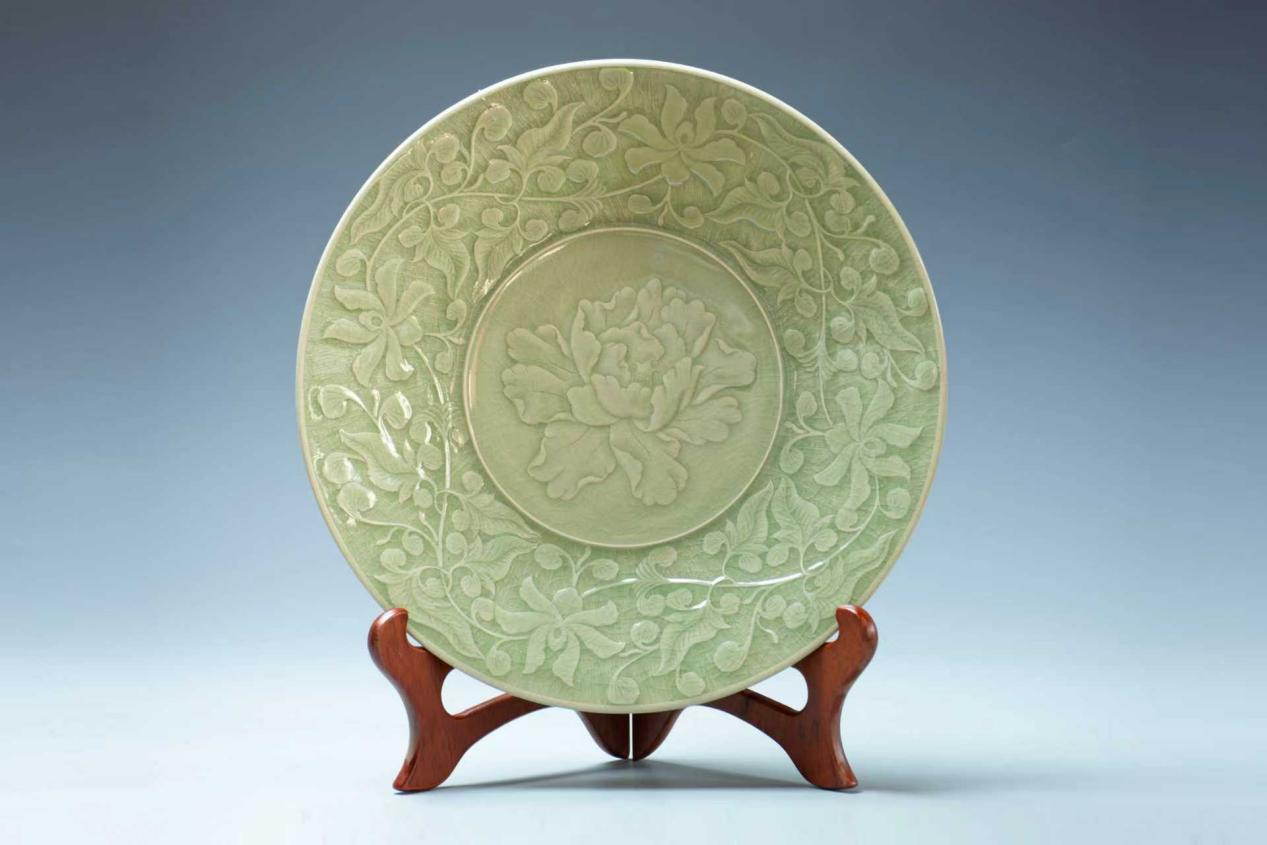 Plate carved with peony flowers