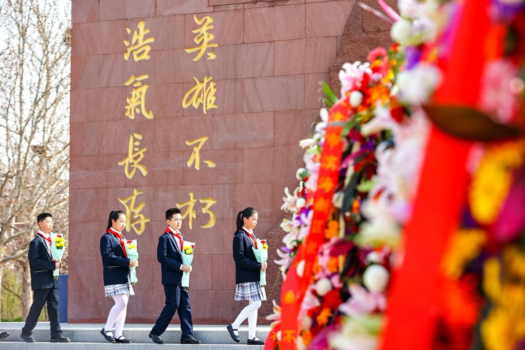 Xi on honoring national heroes and martyrs