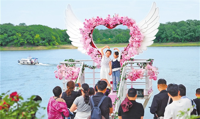 游客在信阳南湾湖景区游玩拍照