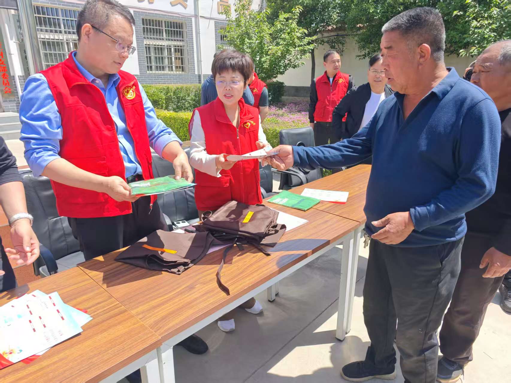 典亮鄉(xiāng)村 法治護(hù)航 ——河南省農(nóng)業(yè)農(nóng)村廳赴登封市開(kāi)展“民法典進(jìn)農(nóng)村”普法宣傳活動(dòng)