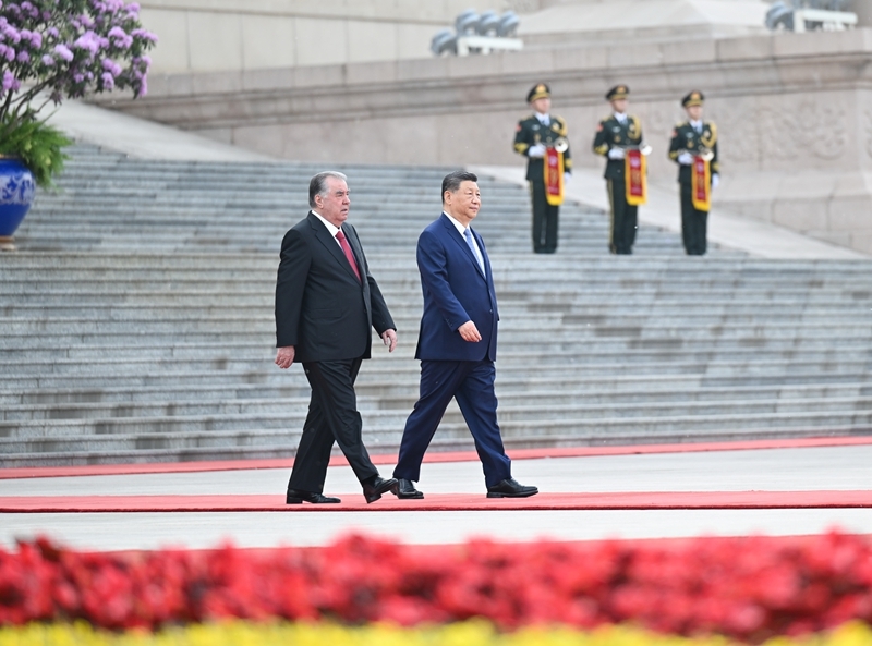 习近平同塔吉克斯坦总统拉赫蒙会谈