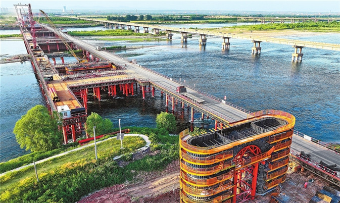 焦济洛平高铁洛阳黄河公铁大桥建设提速 首个水中墩墩身浇筑完成