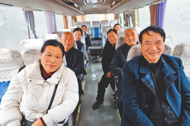 坚定不移沿着习近平总书记指引的方向奋勇前进丨 吃水不忘掘井人 中国最“固执”客运班车 47年情暖移民