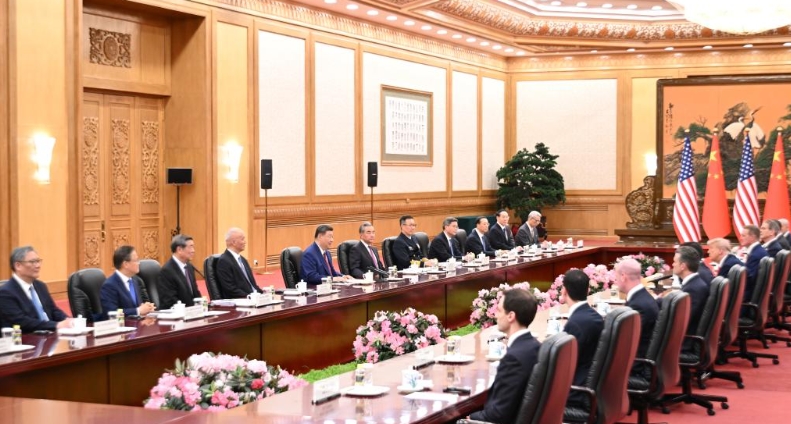Xi meets U.S. entrepreneurs accompanying Trump on China visit