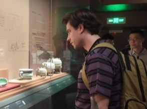 American reporter explores Luoyang through museum