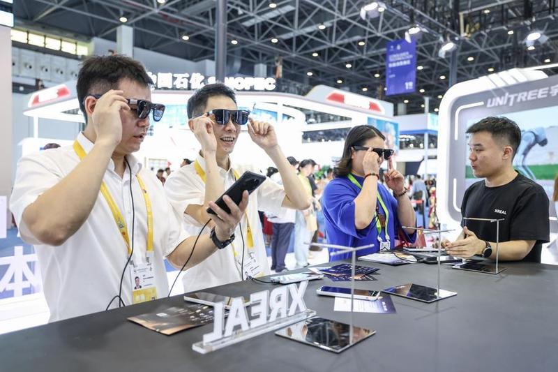 China's consumption maintains growth as services gain momentum