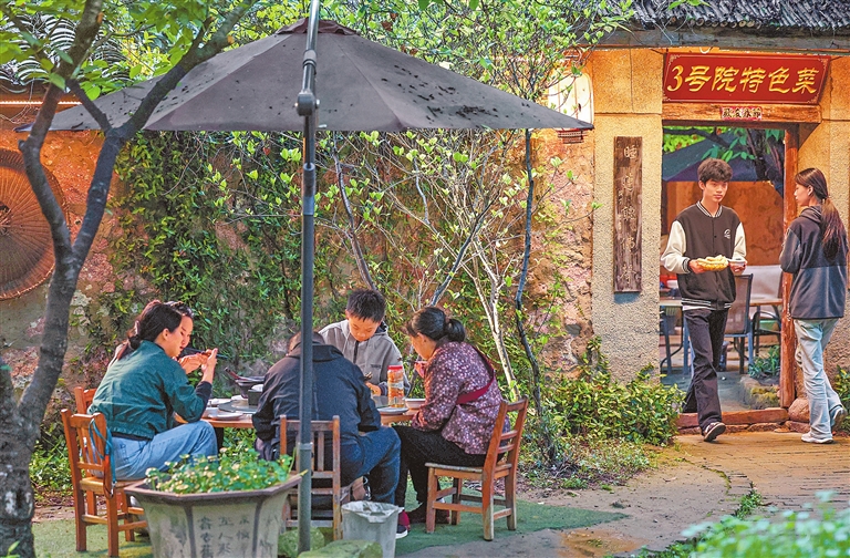 Tourists savor local delicacies in Xinyang Tourists savor local delicacies in Xinyang