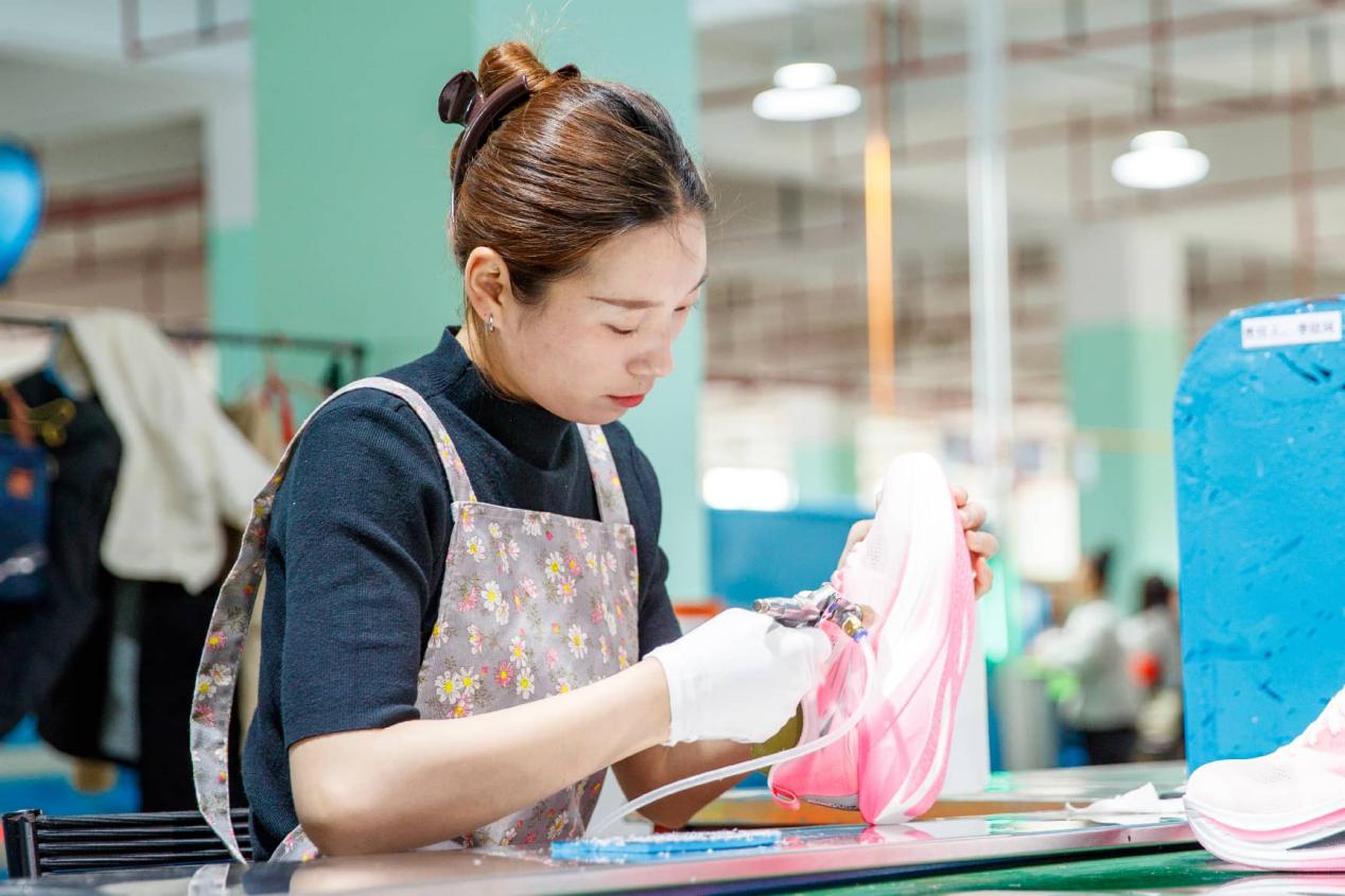 Global surge of Chinese running shoes mirrors upgrades of China's service sector