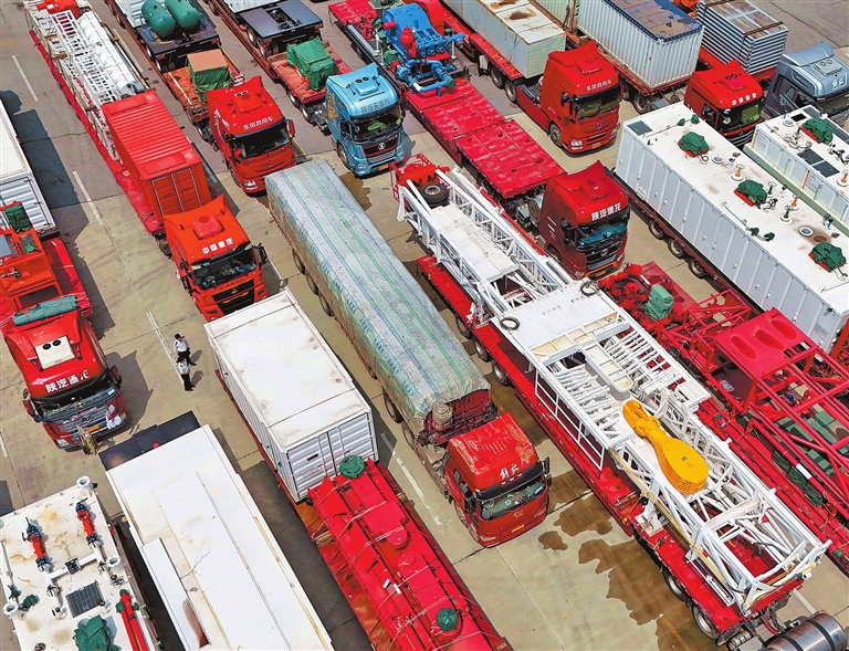 Petroleum equipment convoy sets off for Kazakhstan from Henan