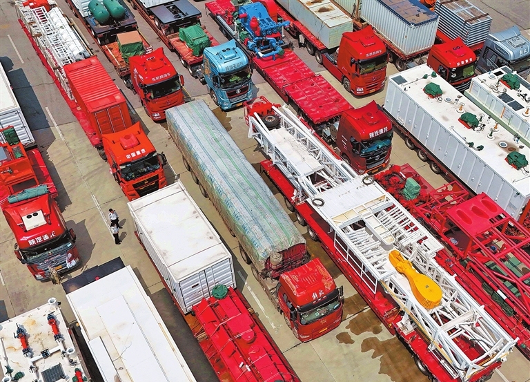 Petroleum equipment convoy sets off for Kazakhstan from Henan