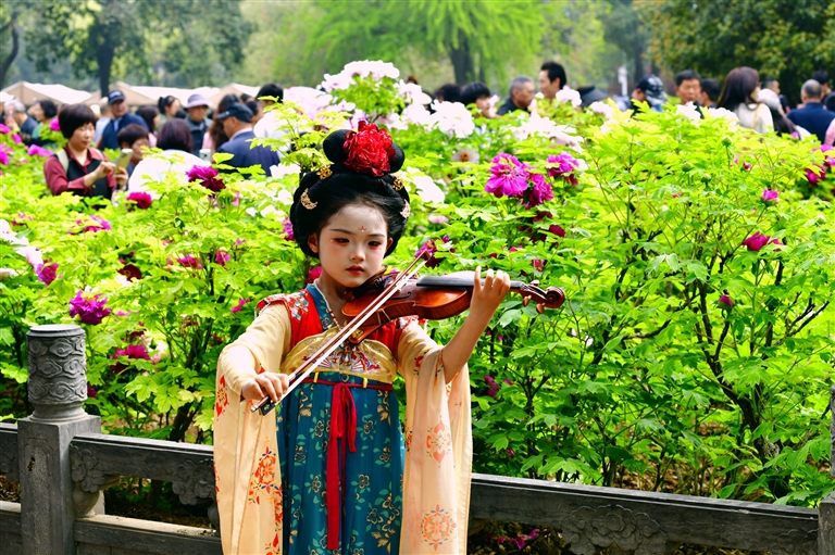 Hanfu Meets Classical Music in Luoyang
