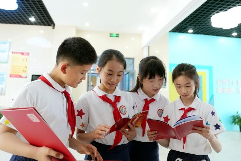 Xi encourages children to carry forward revolutionary traditions