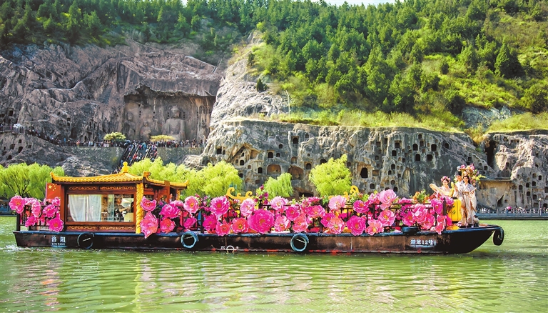 Peony-themed boat showcases cultural charm of Luoyang