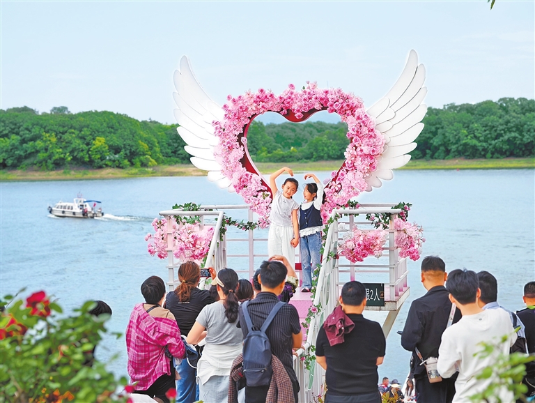 Tourists enjoy sightseeing in Xinyang