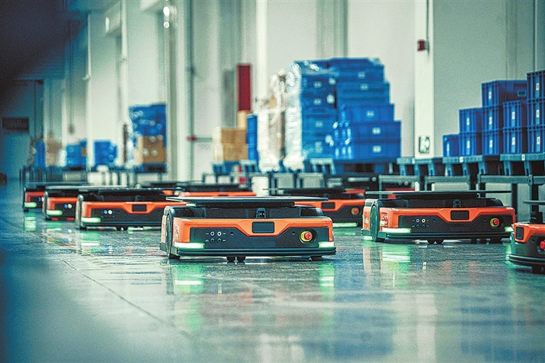 Zhengzhou smart warehouse deploys driverless vehicle fleet