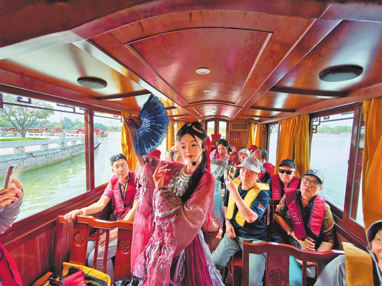 Vibrant summer leisure draws crowds to Kaifeng Vibrant summer leisure draws crowds to Kaifeng