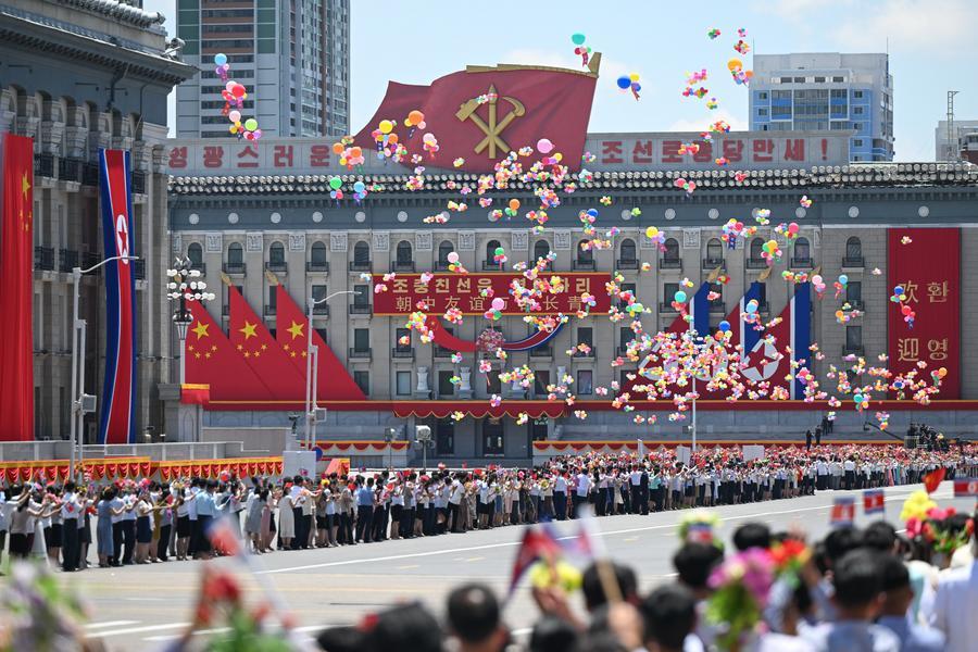 Flowers and cheers greet Xi in Pyongyang